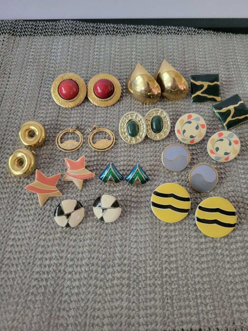 13 Pair of Pierced Gold Tone Silver Tone Fashion Costume Earrings Lot